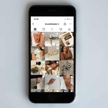 Auf diesem Bild ist der Feed eines Instagramprofils zu sehen. Bei dem Profil handelt es sich um eine Schmuckmarke.